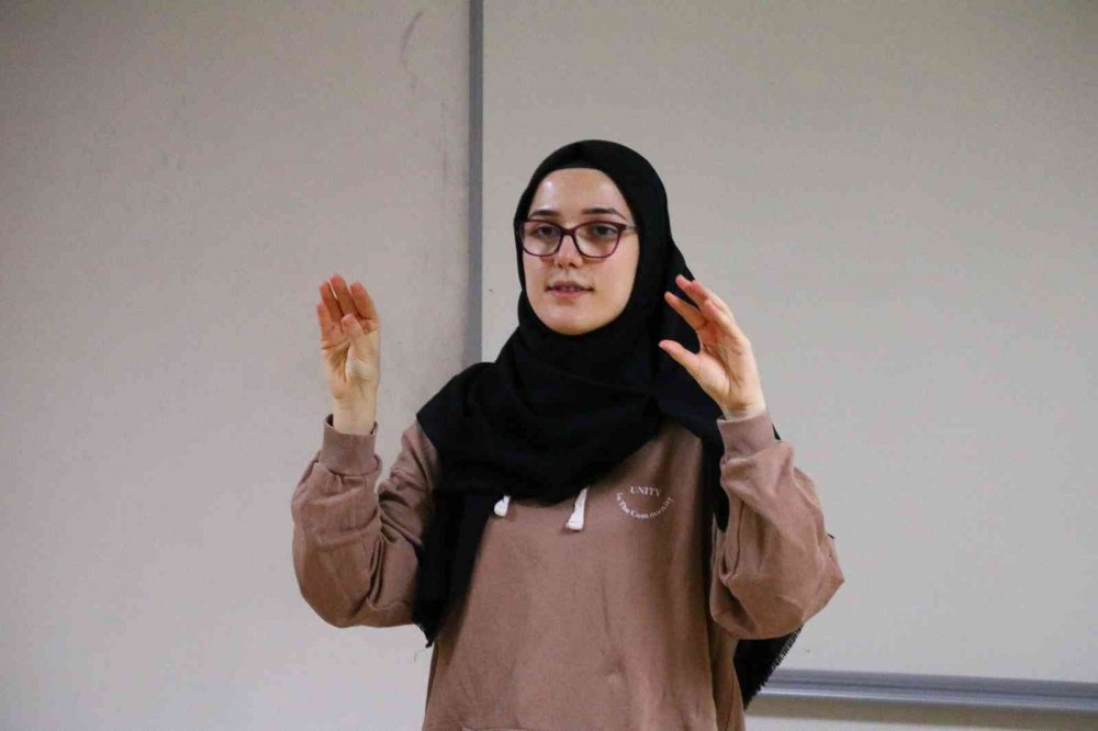 AMASYA'NIN TAŞOVA İLÇESİNDE İŞİTME ENGELLİ ANNE VE BABANIN ÇOCUĞU OLARAK DÜNYAYA GELEN ESMA ÜNAL, "ANA DİLİ" OLARAK TANIMLADIĞI İŞARET DİLİNİ MESLEK HAYATINA TAŞIDI