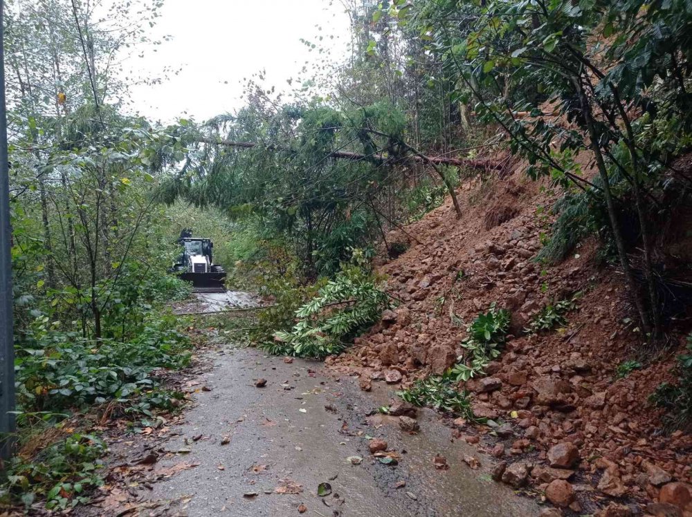 RİZE’DE HEYELAN NEDENİYLE KAPANAN SÜTLÜCE VE BAŞKÖY İÇİN ÇALIŞMALAR SÜRÜYOR