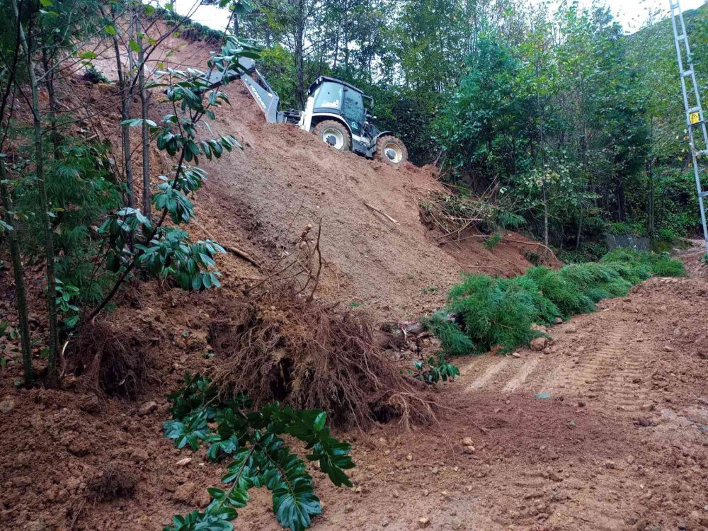 RİZE’DE HEYELAN NEDENİYLE KAPANAN SÜTLÜCE VE BAŞKÖY İÇİN ÇALIŞMALAR SÜRÜYOR