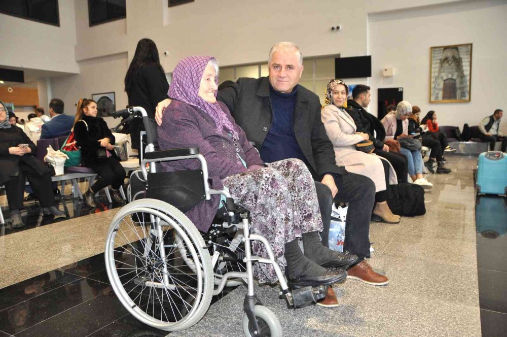 TOKAT'TA 20 TORUNU 5 ÇOCUĞU OLAN 105 YAŞINDAKİ HAYRİYE NİNE İLK DEFA UÇAĞA BİNME HEYECANI YAŞADI