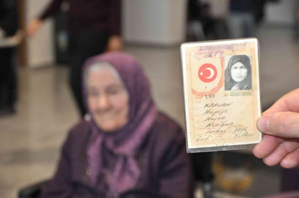 TOKAT'TA 20 TORUNU 5 ÇOCUĞU OLAN 105 YAŞINDAKİ HAYRİYE NİNE İLK DEFA UÇAĞA BİNME HEYECANI YAŞADI