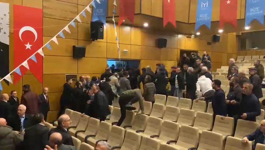 İYİ PARTİ’NİN RİZE MERKEZ İLÇE KONGRESİNDE PARTİLİLER YUMRUK YUMRUĞA KAVGA ETTİ , KONGRE SALONU BİR ANDA KARIŞTI