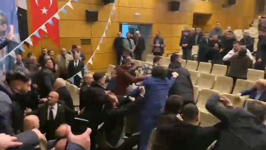 İYİ PARTİ’NİN RİZE MERKEZ İLÇE KONGRESİNDE PARTİLİLER YUMRUK YUMRUĞA KAVGA ETTİ , KONGRE SALONU BİR ANDA KARIŞTI