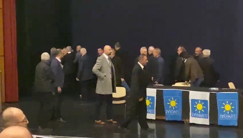 İYİ PARTİ’NİN RİZE MERKEZ İLÇE KONGRESİNDE PARTİLİLER YUMRUK YUMRUĞA KAVGA ETTİ , KONGRE SALONU BİR ANDA KARIŞTI