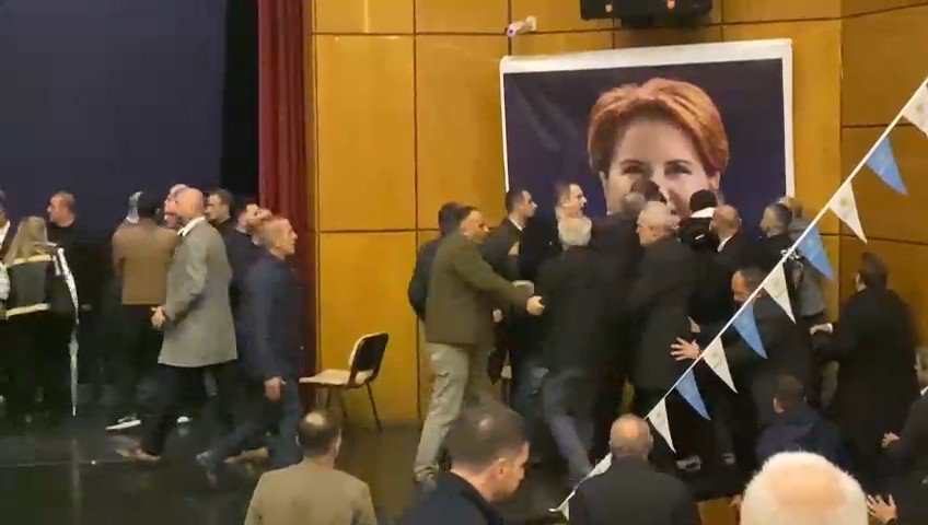 İYİ PARTİ’NİN RİZE MERKEZ İLÇE KONGRESİNDE PARTİLİLER YUMRUK YUMRUĞA KAVGA ETTİ , KONGRE SALONU BİR ANDA KARIŞTI