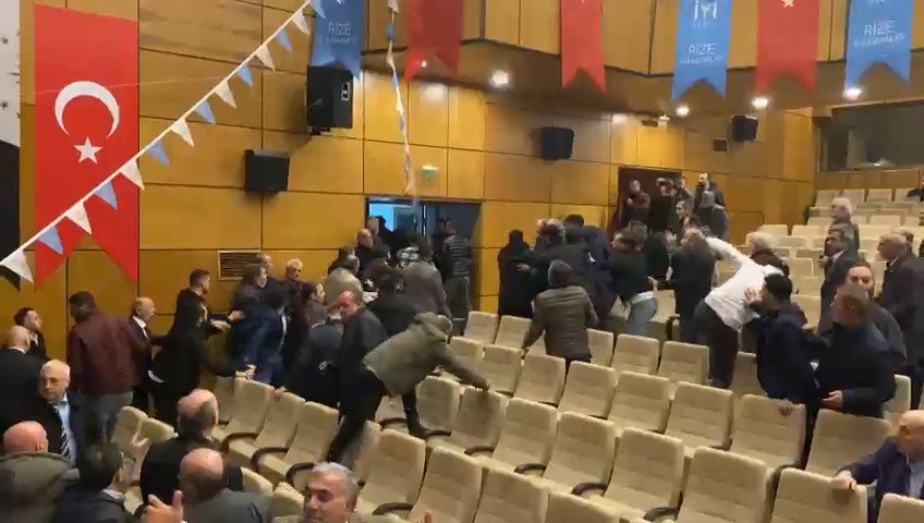 İYİ PARTİ’NİN RİZE MERKEZ İLÇE KONGRESİNDE PARTİLİLER YUMRUK YUMRUĞA KAVGA ETTİ , KONGRE SALONU BİR ANDA KARIŞTI