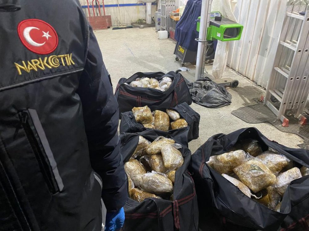 DÜZCE'DE NARKOTİK SUÇLARLA MÜCADELE ŞUBE MÜDÜRLÜĞÜNE BAĞLI EKİPLER YAPTIKLARI OPERASYONDA KARGO ARACININ İÇİNDEKİ ÇANTALARIN İÇİNDE 65 KİLO 598 GRAM ESRAR ELE GEÇİRDİ