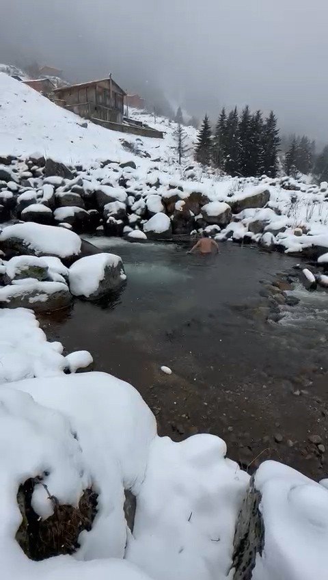 RİZE'NİN ÇAMLIHEMŞİN İLÇESİNİN BİN 800 RAKIMDAKİ ELEVİT YAYLASI'NA GİDEN ŞAHIS BUZ GİBİ DERE SUYUNA GİRDİ