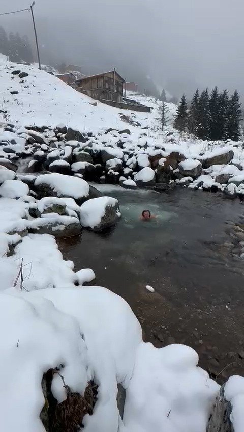 RİZE'NİN ÇAMLIHEMŞİN İLÇESİNİN BİN 800 RAKIMDAKİ ELEVİT YAYLASI'NA GİDEN ŞAHIS BUZ GİBİ DERE SUYUNA GİRDİ