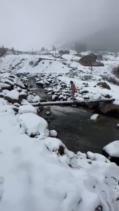 RİZE'NİN ÇAMLIHEMŞİN İLÇESİNİN BİN 800 RAKIMDAKİ ELEVİT YAYLASI'NA GİDEN ŞAHIS BUZ GİBİ DERE SUYUNA GİRDİ