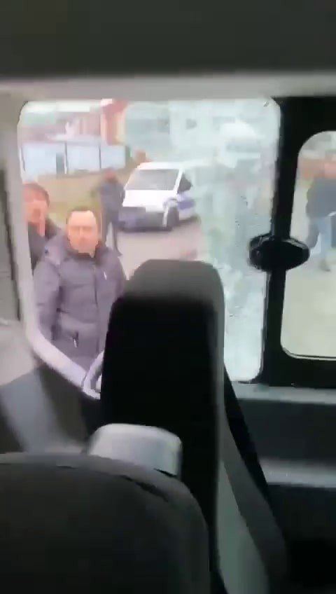 SAKARYA'DA AMATÖR SÜPER LİG B GRUBU 9. HAFTADA OYNANAN GÜVENSPOR-KARAAPTİLER AKINSPOR MAÇI SONRASINDA DEPLASMAN TAKIM MİNİBÜSÜNE TARAFTARLAR SALDIRDI