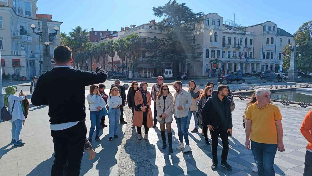 TÜRKİYE'NİN KOMŞU ÜLKESİ GÜRCİSTAN'A GÜNÜ BİRLİK TURLAR YOĞUN İLGİ GÖRÜYOR. ARTVİN, RİZE VE TRABZON BAŞTA OLMAK ÜZERE BİR ÇOK İLDEN TUR ŞİRKETLERİ BATUM'A GÜNÜ BİRLİK TURLAR DÜZENLİYOR