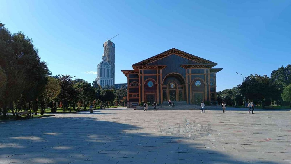 TÜRKİYE'NİN KOMŞU ÜLKESİ GÜRCİSTAN'A GÜNÜ BİRLİK TURLAR YOĞUN İLGİ GÖRÜYOR. ARTVİN, RİZE VE TRABZON BAŞTA OLMAK ÜZERE BİR ÇOK İLDEN TUR ŞİRKETLERİ BATUM'A GÜNÜ BİRLİK TURLAR DÜZENLİYOR