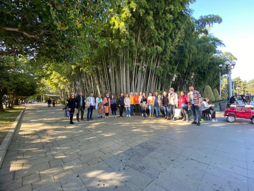 TÜRKİYE'NİN KOMŞU ÜLKESİ GÜRCİSTAN'A GÜNÜ BİRLİK TURLAR YOĞUN İLGİ GÖRÜYOR. ARTVİN, RİZE VE TRABZON BAŞTA OLMAK ÜZERE BİR ÇOK İLDEN TUR ŞİRKETLERİ BATUM'A GÜNÜ BİRLİK TURLAR DÜZENLİYOR