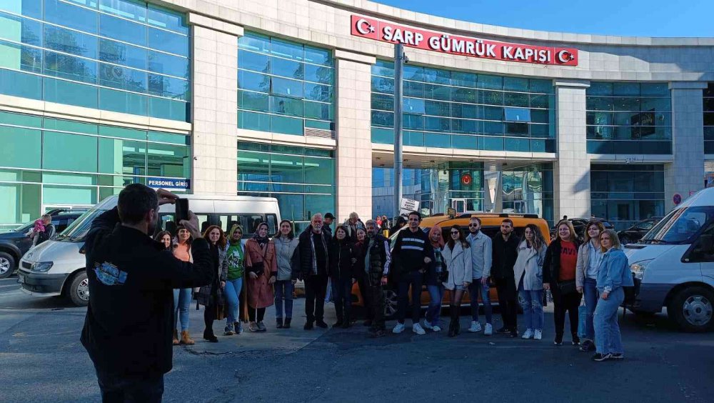 TÜRKİYE'NİN KOMŞU ÜLKESİ GÜRCİSTAN'A GÜNÜ BİRLİK TURLAR YOĞUN İLGİ GÖRÜYOR. ARTVİN, RİZE VE TRABZON BAŞTA OLMAK ÜZERE BİR ÇOK İLDEN TUR ŞİRKETLERİ BATUM'A GÜNÜ BİRLİK TURLAR DÜZENLİYOR