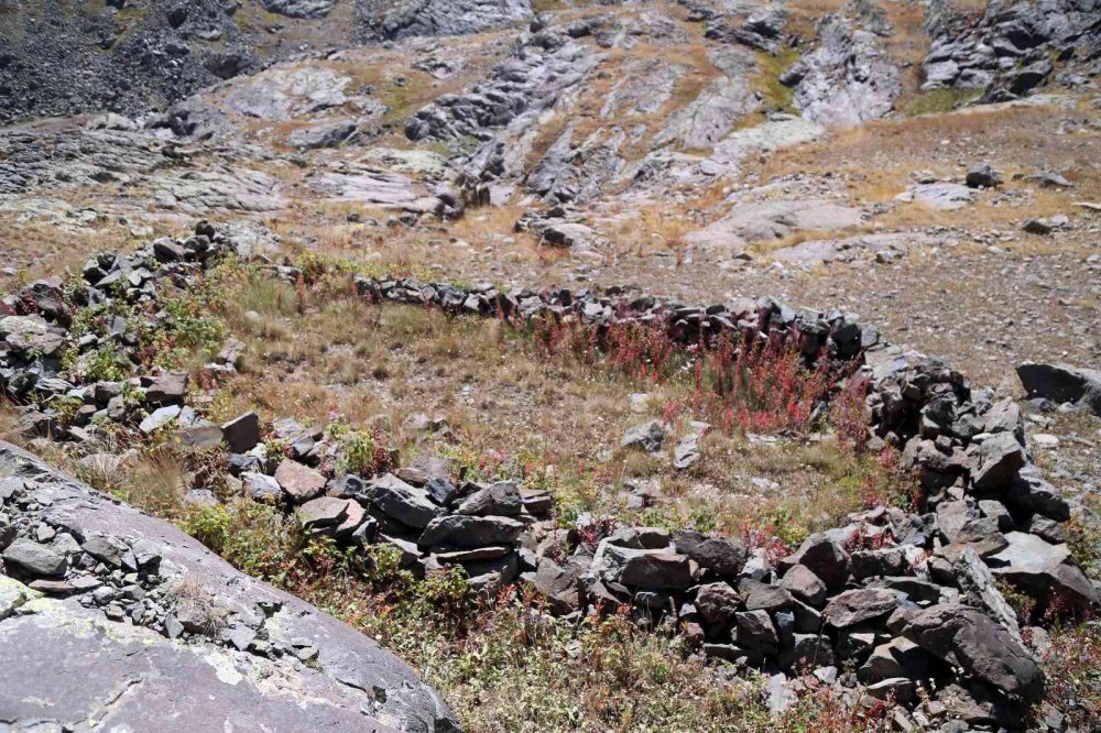 GÜMÜŞHANE'DE TÜRKİYE'NİN EN YÜKSEK RAKIMDAKİ SİPERLERİNDEN BİRİSİ OLAN ARTABEL GÖLLERİ TABİAT PARKINDA SİPER VE DİĞER SAVAŞ KALINTILARININ YER ALDIĞI 4,5 MİLYON METREKARELİK ALAN TARİHİ SİT ALANI OLARAK TESCİLLENDİ