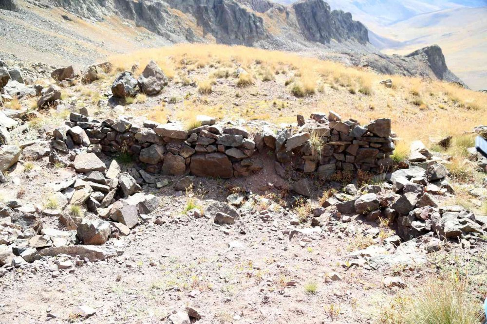 GÜMÜŞHANE'DE TÜRKİYE'NİN EN YÜKSEK RAKIMDAKİ SİPERLERİNDEN BİRİSİ OLAN ARTABEL GÖLLERİ TABİAT PARKINDA SİPER VE DİĞER SAVAŞ KALINTILARININ YER ALDIĞI 4,5 MİLYON METREKARELİK ALAN TARİHİ SİT ALANI OLARAK TESCİLLENDİ