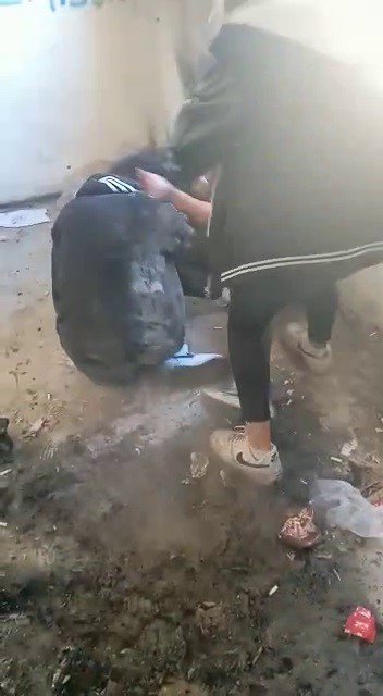 ERZURUM'DA ORTAOKUL OKUYAN KIZ ÖĞRENCİ, BAŞKA OKULDA OKUYAN BİR KIZI METRUK BİNADA ÖLDÜRESİYE DÖVDÜ. OLAYA KARIŞAN 6 ÖĞRENCİ GÖZALTINA ALINDI. GÖZALTINA ALINAN ÖĞRENCİLER, ÇIKARILDIKLARI SAVCILIKÇA SERBEST BIRAKILDI