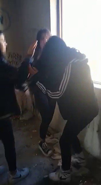 ERZURUM'DA ORTAOKUL OKUYAN KIZ ÖĞRENCİ, BAŞKA OKULDA OKUYAN BİR KIZI METRUK BİNADA ÖLDÜRESİYE DÖVDÜ. OLAYA KARIŞAN 6 ÖĞRENCİ GÖZALTINA ALINDI. GÖZALTINA ALINAN ÖĞRENCİLER, ÇIKARILDIKLARI SAVCILIKÇA SERBEST BIRAKILDI