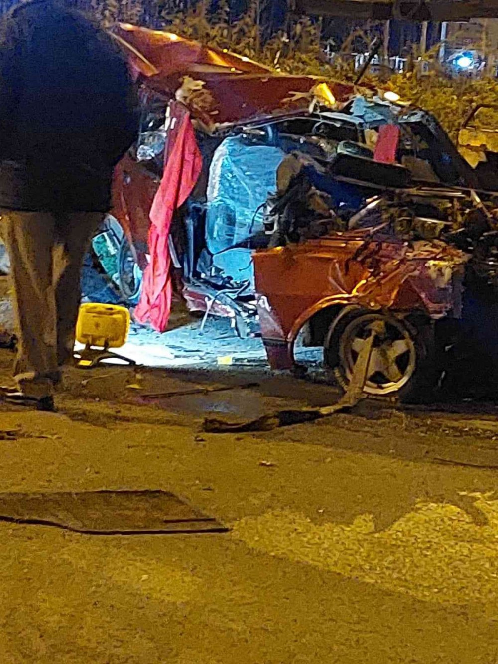 RİZE'DE POLİSİN UYGULAMASINDAN KAÇAN OTOMOBİL TAKLA ATTI, 1'İ AĞIR 4 KİŞİ YARALANDI