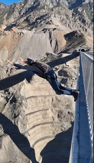 YUSUFELİ BARAJI NEDENİYLE SULAR ALTINCA KALACAK OLAN TEKKALE KÖYÜNDE BULUNAN 150 METRE YÜKSEKLİĞİNDEKİ VİYADÜKTEN ATLAYAN PARAŞÜT SPORCUSU SULAR YÜKSELMEDEN SON ATLAYIŞINI YAPTI