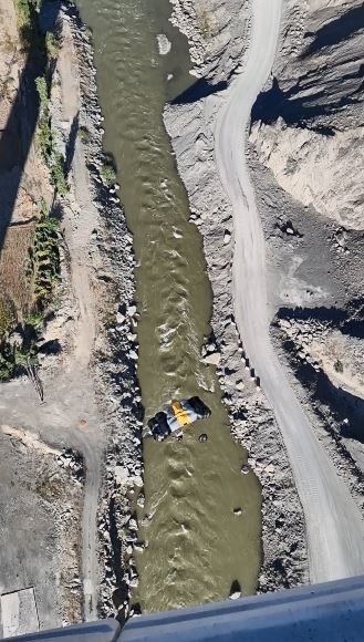 YUSUFELİ BARAJI NEDENİYLE SULAR ALTINCA KALACAK OLAN TEKKALE KÖYÜNDE BULUNAN 150 METRE YÜKSEKLİĞİNDEKİ VİYADÜKTEN ATLAYAN PARAŞÜT SPORCUSU SULAR YÜKSELMEDEN SON ATLAYIŞINI YAPTI