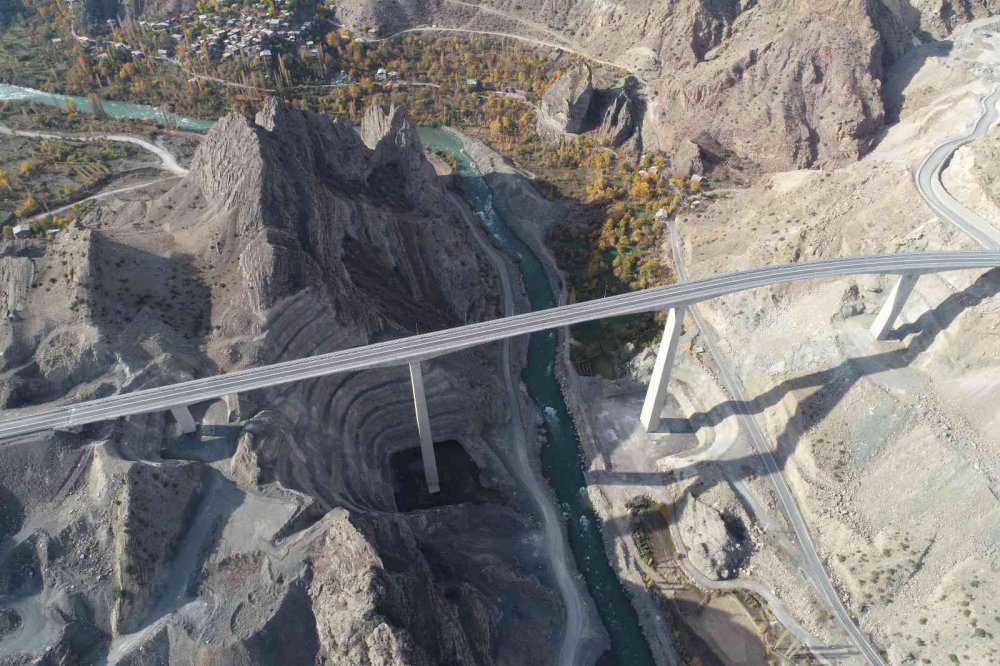 YUSUFELİ BARAJI NEDENİYLE SULAR ALTINCA KALACAK OLAN TEKKALE KÖYÜNDE BULUNAN 150 METRE YÜKSEKLİĞİNDEKİ VİYADÜKTEN ATLAYAN PARAŞÜT SPORCUSU SULAR YÜKSELMEDEN SON ATLAYIŞINI YAPTI