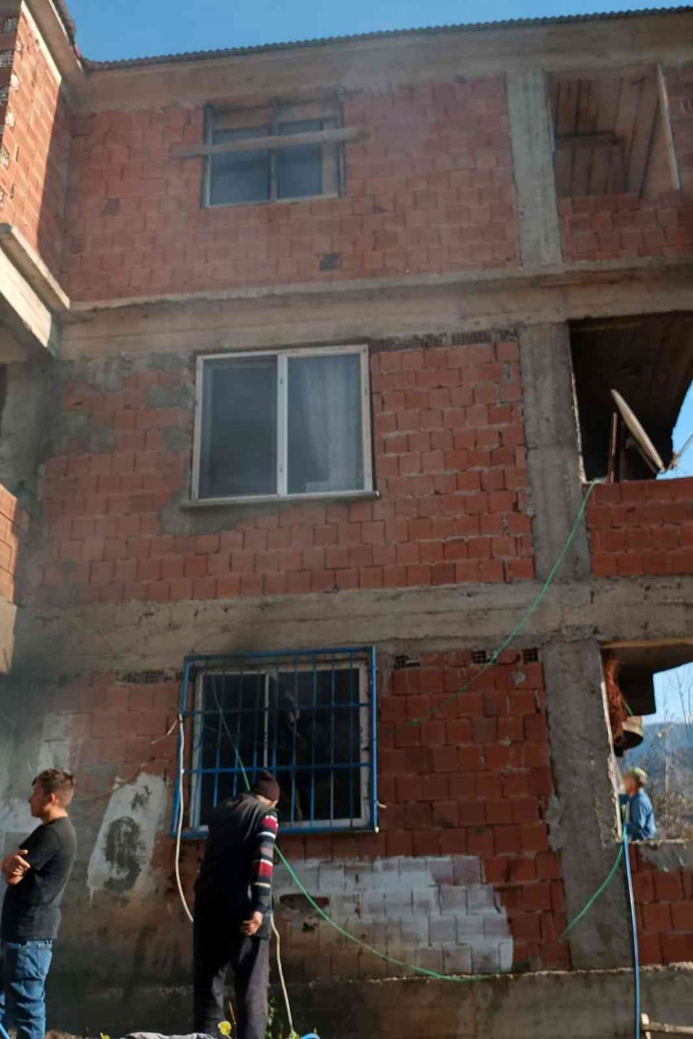 GÜMÜŞHANE'NİN KÜRTÜN İLÇESİNDE 3 YAŞINDAKİ ÇOCUĞUN ÇAKMAKLA OYNARKEN TUTUŞTURDUĞU PERDE EVİN YANMASINA NEDEN OLDU