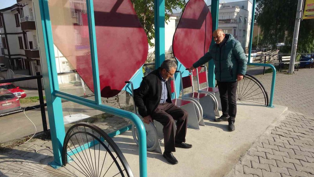 TRABZON BÜYÜKŞEHİR BELEDİYESİ TARAFINDAN DURAKLARA DİZAYN EDİLEN TEKERLEKLİ SANDALYE GÖRÜNÜMÜNDEKİ OTURAKLAR DİKKAT ÇEKERKEN, OTURAKLARI GÖRENLER DÖNÜP BİR DAHA BAKIYOR