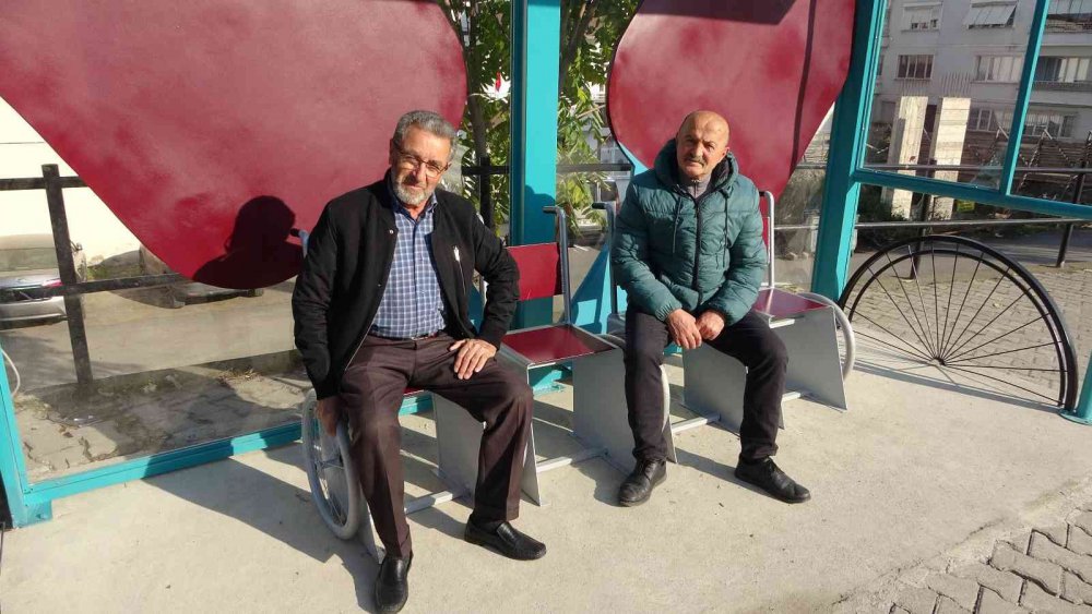 TRABZON BÜYÜKŞEHİR BELEDİYESİ TARAFINDAN DURAKLARA DİZAYN EDİLEN TEKERLEKLİ SANDALYE GÖRÜNÜMÜNDEKİ OTURAKLAR DİKKAT ÇEKERKEN, OTURAKLARI GÖRENLER DÖNÜP BİR DAHA BAKIYOR