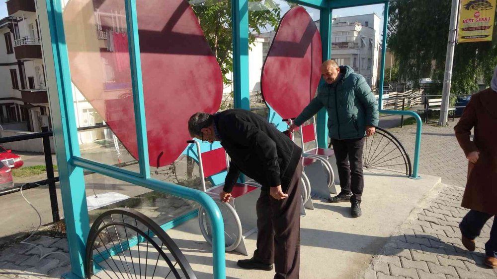 TRABZON BÜYÜKŞEHİR BELEDİYESİ TARAFINDAN DURAKLARA DİZAYN EDİLEN TEKERLEKLİ SANDALYE GÖRÜNÜMÜNDEKİ OTURAKLAR DİKKAT ÇEKERKEN, OTURAKLARI GÖRENLER DÖNÜP BİR DAHA BAKIYOR