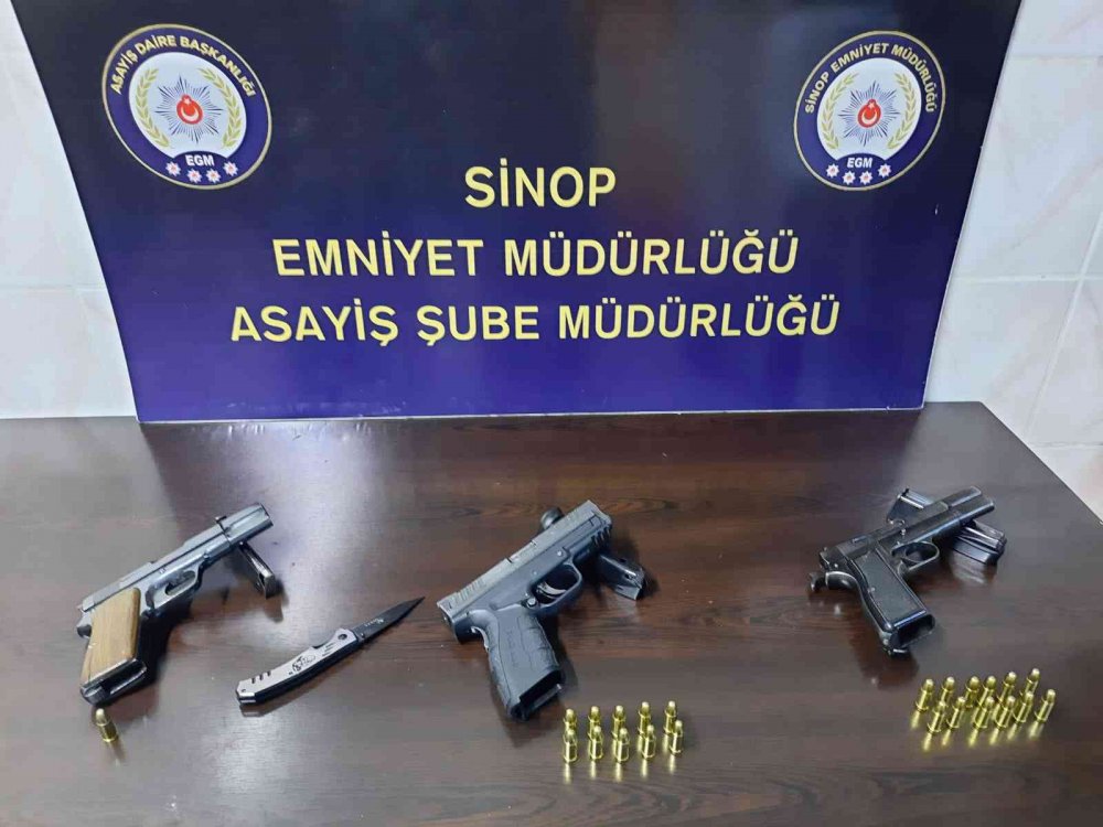 SİNOP'UN ERFELEK İLÇESİNDE ÖNCEKİ GÜN RİZELİ ERDAL DEMİR’İN ÖLÜMÜNE, İKİ KİŞİNİN İSE YARALANMASINA NEDEN OLAN SİLAHLI KAVGANIN TARAFLARINDAN ADLİYEYE SEVK EDİLEN 10 KİŞİDEN 5'İNİN TUTUKLANMASINA KARAR VERİLDİ