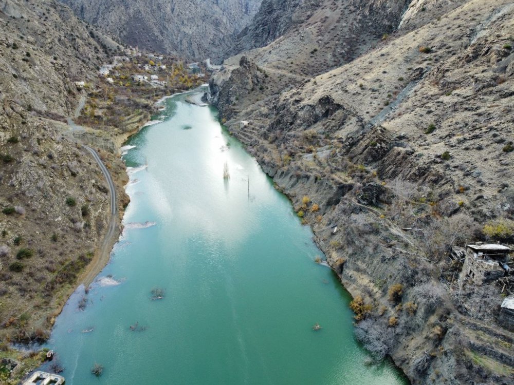 YUSUFELİ BARAJI’NDA SU SEVİYESİ 47 METREYE ULAŞTI, BOŞALTILAN KÖYLERDEKİ EVLER BİRER BİRER SULAR ALTINDA KALMAYA BAŞLADI