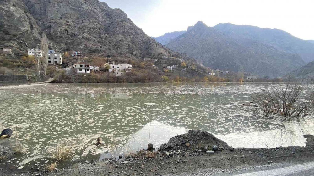 YUSUFELİ BARAJI’NDA SU SEVİYESİ 47 METREYE ULAŞTI, BOŞALTILAN KÖYLERDEKİ EVLER BİRER BİRER SULAR ALTINDA KALMAYA BAŞLADI