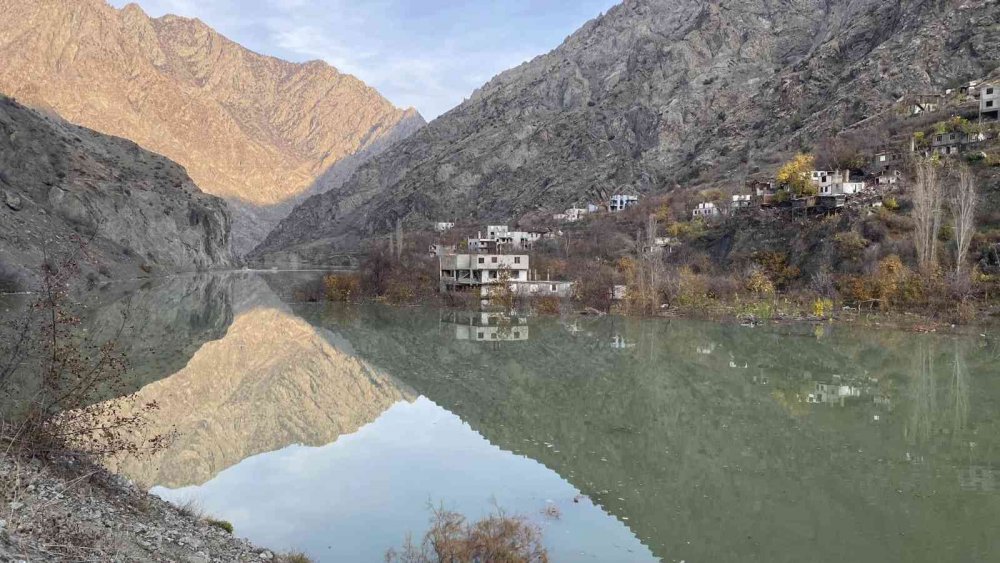 YUSUFELİ BARAJI’NDA SU SEVİYESİ 47 METREYE ULAŞTI, BOŞALTILAN KÖYLERDEKİ EVLER BİRER BİRER SULAR ALTINDA KALMAYA BAŞLADI