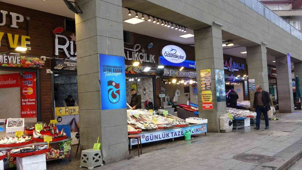 KARADENİZ'DE SON GÜNLERDE GENELDE İNCE AVLANAN HAMSİ TEZGÂHLARDA YERİNİ ALIRKEN HEM FİYATININ YÜKSEK, HEM DE İNCE OLMASI TALEBİ AZALTTI
