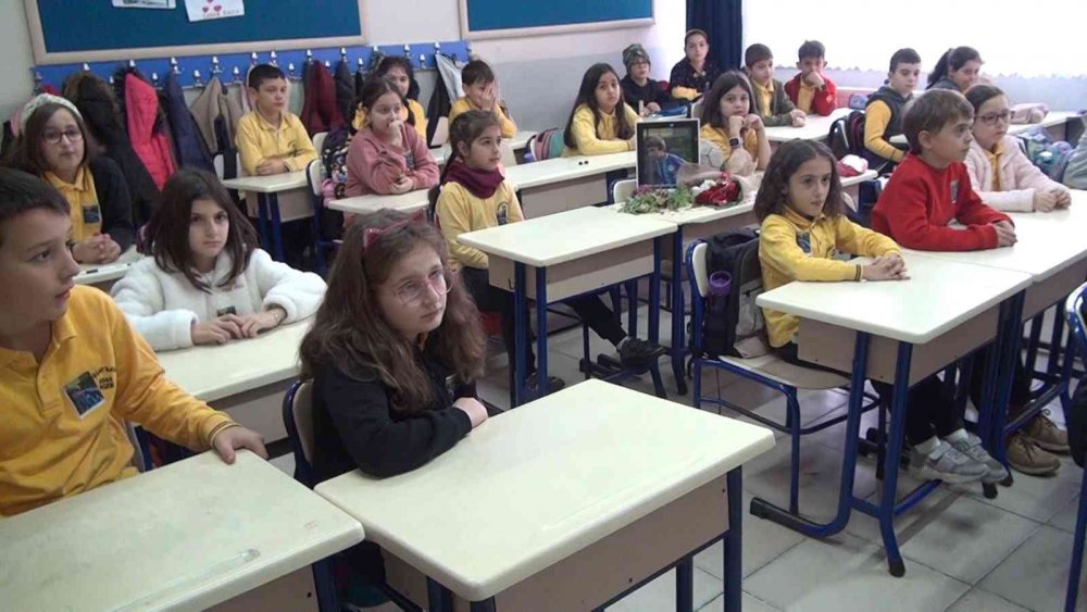 RİZE'DE ÜZERİNE KALE DİREĞİ DEVRİLMESİ SONUCU HAYATINI KAYBEDEN 8 YAŞINDAKİ MİNİK FUTBOLCU YİĞİT DEMİREL’İN SINIF ARKADAŞLARI BOŞ KALAN SIRASINA ÇİÇEK VE FUTBOL TOPU BIRAKTI