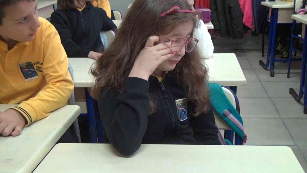 RİZE'DE ÜZERİNE KALE DİREĞİ DEVRİLMESİ SONUCU HAYATINI KAYBEDEN 8 YAŞINDAKİ MİNİK FUTBOLCU YİĞİT DEMİREL’İN SINIF ARKADAŞLARI BOŞ KALAN SIRASINA ÇİÇEK VE FUTBOL TOPU BIRAKTI