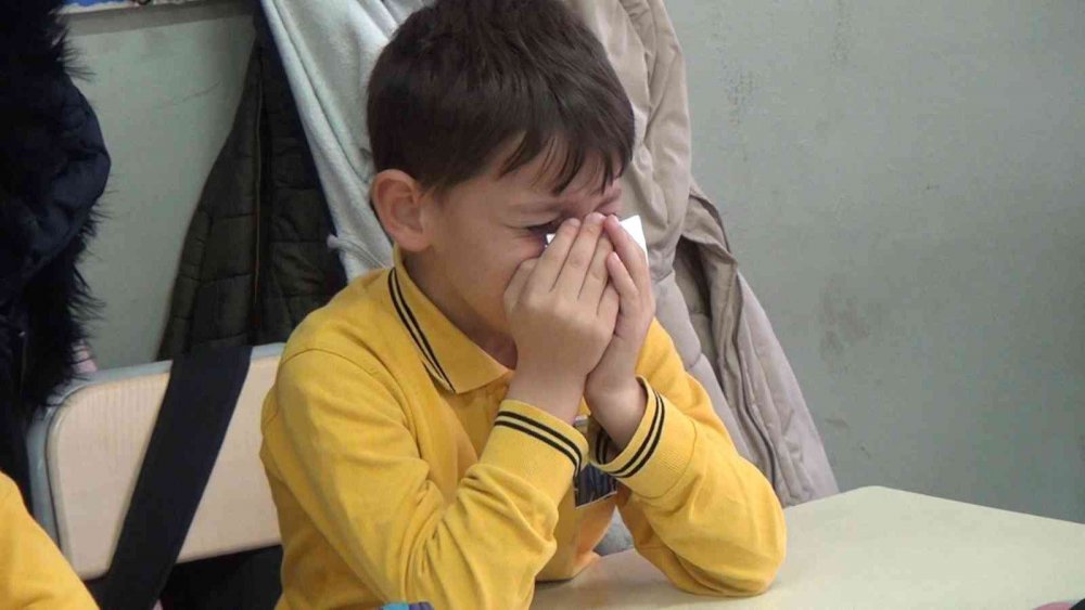 RİZE'DE ÜZERİNE KALE DİREĞİ DEVRİLMESİ SONUCU HAYATINI KAYBEDEN 8 YAŞINDAKİ MİNİK FUTBOLCU YİĞİT DEMİREL’İN SINIF ARKADAŞLARI BOŞ KALAN SIRASINA ÇİÇEK VE FUTBOL TOPU BIRAKTI