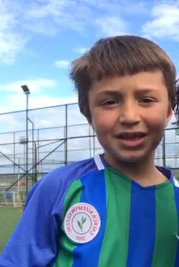 RİZE'DE ÜZERİNE KALE DİREĞİ DEVRİLMESİ SONUCU HAYATINI KAYBEDEN 8 YAŞINDAKİ MİNİK FUTBOLCU YİĞİT DEMİREL’İN SINIF ARKADAŞLARI BOŞ KALAN SIRASINA ÇİÇEK VE FUTBOL TOPU BIRAKTI