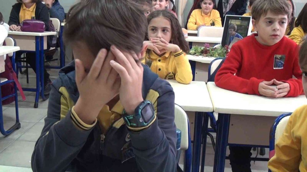 RİZE'DE ÜZERİNE KALE DİREĞİ DEVRİLMESİ SONUCU HAYATINI KAYBEDEN 8 YAŞINDAKİ MİNİK FUTBOLCU YİĞİT DEMİREL’İN SINIF ARKADAŞLARI BOŞ KALAN SIRASINA ÇİÇEK VE FUTBOL TOPU BIRAKTI