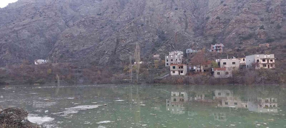 SULAR ALTINDA KALMAYA BAŞLAYAN EVLERİNE SON KEZ BAKTILAR. ARTVİN'İN YUSUFELİ İLÇESİNDE BARAJ SULARI ALTINDA KALMAYA BAŞLAYAN İLK KÖY OLAN IRMAKYANI KÖYÜNDE BARAJ SULARI EVLERİN DUVARLARINA DAYANDI