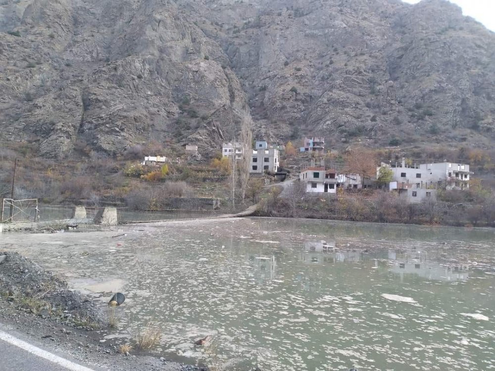 SULAR ALTINDA KALMAYA BAŞLAYAN EVLERİNE SON KEZ BAKTILAR. ARTVİN'İN YUSUFELİ İLÇESİNDE BARAJ SULARI ALTINDA KALMAYA BAŞLAYAN İLK KÖY OLAN IRMAKYANI KÖYÜNDE BARAJ SULARI EVLERİN DUVARLARINA DAYANDI