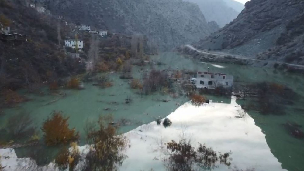 SULAR ALTINDA KALMAYA BAŞLAYAN EVLERİNE SON KEZ BAKTILAR. ARTVİN'İN YUSUFELİ İLÇESİNDE BARAJ SULARI ALTINDA KALMAYA BAŞLAYAN İLK KÖY OLAN IRMAKYANI KÖYÜNDE BARAJ SULARI EVLERİN DUVARLARINA DAYANDI