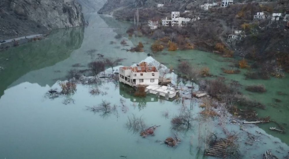 SULAR ALTINDA KALMAYA BAŞLAYAN EVLERİNE SON KEZ BAKTILAR. ARTVİN'İN YUSUFELİ İLÇESİNDE BARAJ SULARI ALTINDA KALMAYA BAŞLAYAN İLK KÖY OLAN IRMAKYANI KÖYÜNDE BARAJ SULARI EVLERİN DUVARLARINA DAYANDI
