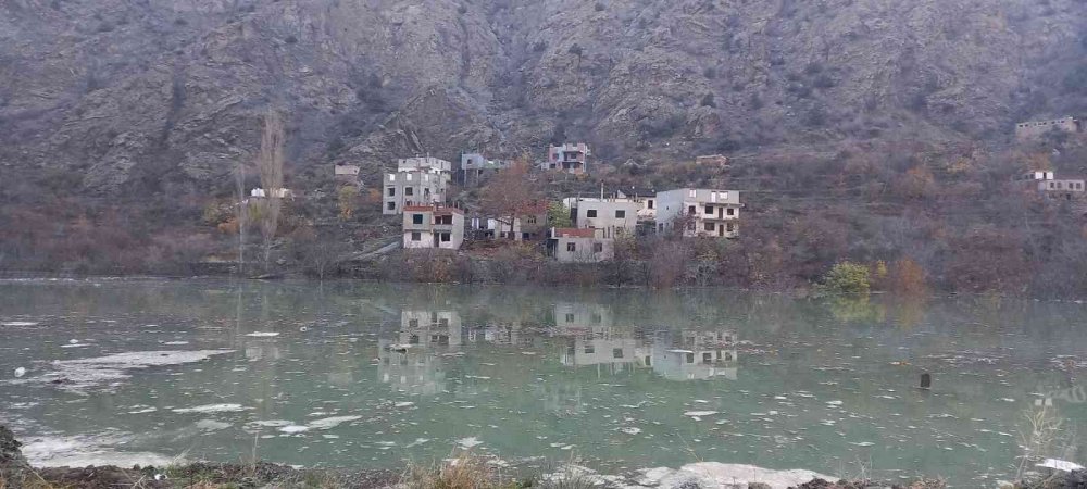SULAR ALTINDA KALMAYA BAŞLAYAN EVLERİNE SON KEZ BAKTILAR. ARTVİN'İN YUSUFELİ İLÇESİNDE BARAJ SULARI ALTINDA KALMAYA BAŞLAYAN İLK KÖY OLAN IRMAKYANI KÖYÜNDE BARAJ SULARI EVLERİN DUVARLARINA DAYANDI