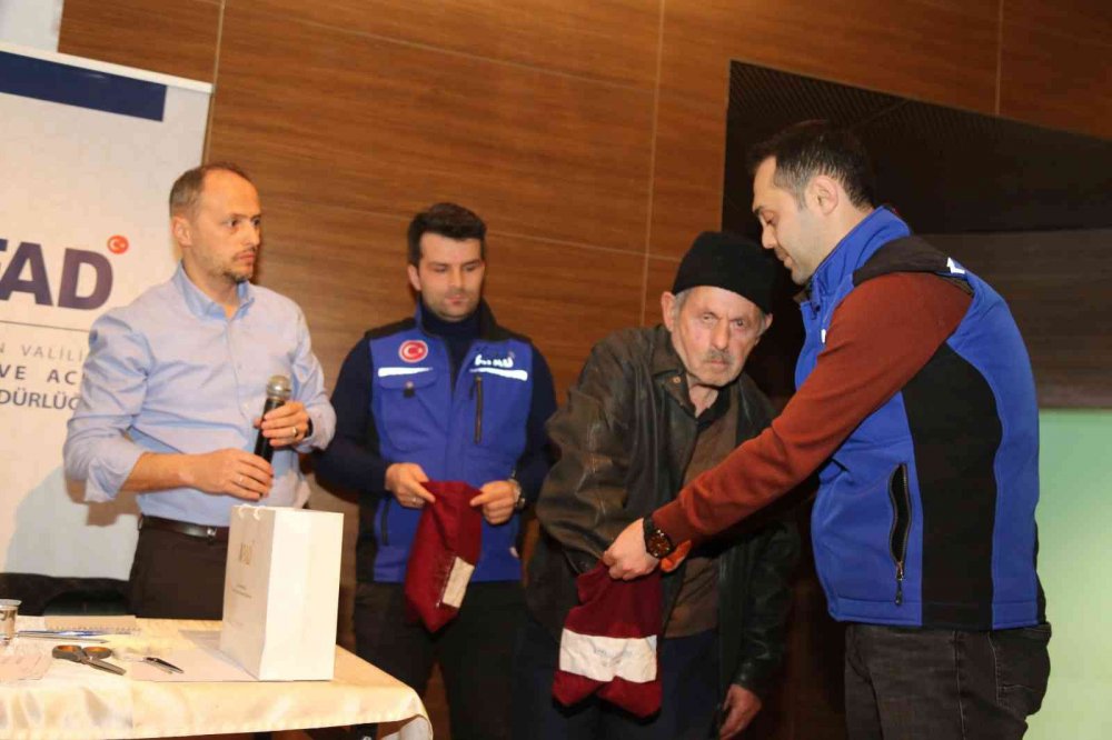 ARTVİN'İN BORÇKA İLÇESİNDE SEL VE HEYELAN GİBİ FARKLI AFETLERDE EVLERİ ZARAR GÖREN 44 VATANDAŞ KONUTLARINA KAVUŞTU