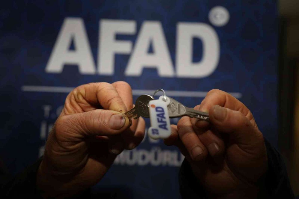 ARTVİN'İN BORÇKA İLÇESİNDE SEL VE HEYELAN GİBİ FARKLI AFETLERDE EVLERİ ZARAR GÖREN 44 VATANDAŞ KONUTLARINA KAVUŞTU