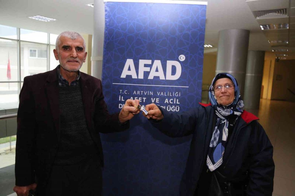 ARTVİN'İN BORÇKA İLÇESİNDE SEL VE HEYELAN GİBİ FARKLI AFETLERDE EVLERİ ZARAR GÖREN 44 VATANDAŞ KONUTLARINA KAVUŞTU