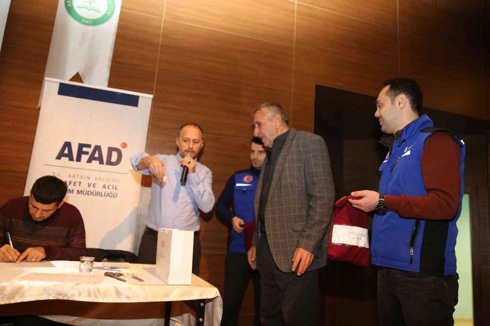ARTVİN'İN BORÇKA İLÇESİNDE SEL VE HEYELAN GİBİ FARKLI AFETLERDE EVLERİ ZARAR GÖREN 44 VATANDAŞ KONUTLARINA KAVUŞTU
